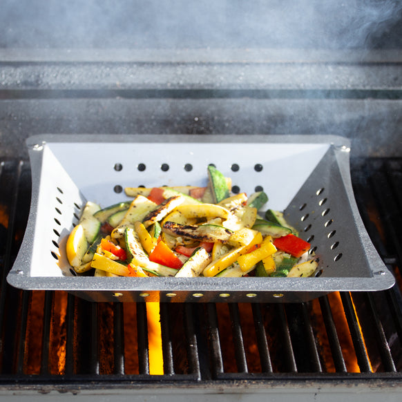 Grilled vegetables with fire and smoke